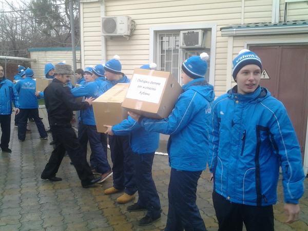 <p>Жители Краснодарского края собрали для детей Донбасса 36 тысяч подарков к Новому году.</p>