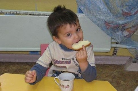<p>В детских садах Киева отмечаются проблемы с питанием детей, некоторые учреждения просят родителей приносить продукты и сертификаты качества на них.</p>