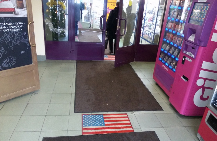 <p>СМИ Великобритании сообщили своим читателям о московском торговом центре, у входа в который лежит коврик в идее флага США. Покупатель, заходя в магазин, волей-неволей вытирает ноги об этот коврик.</p>