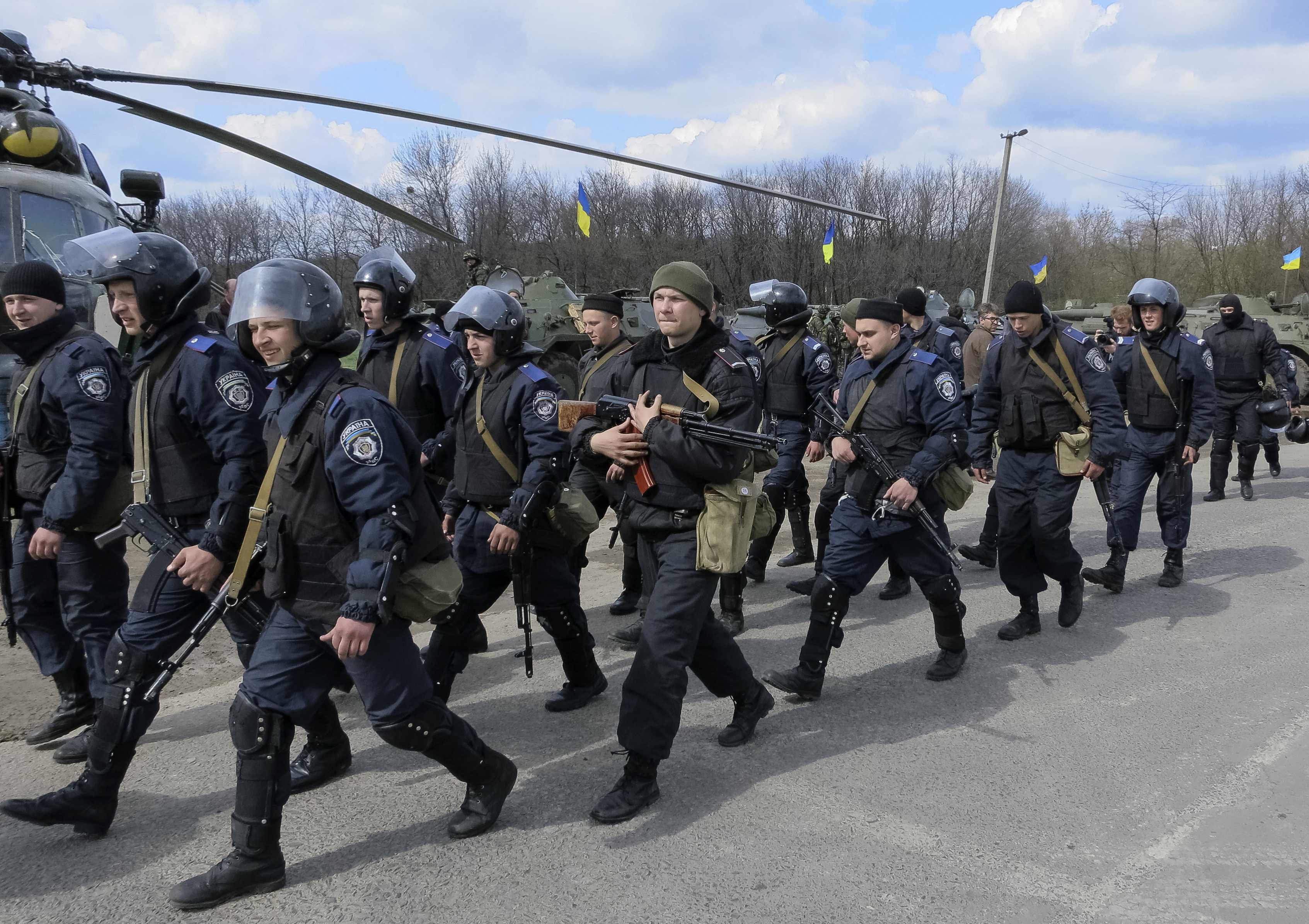 <p>Секретарь Совета нацбезопасности и обороны Украины Александр Турчинов не исключил, что в стране будет введено военное положение.</p>