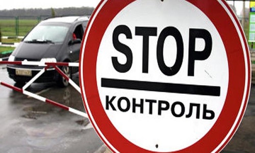 <p>Украина не пропускает в Крым легковые автомобили через пункты пропуска «Армянск» и «Перекоп», расположенные на границе с Крымом, сообщает «Интерфакс», ссылаясь на пресс-службу крымской таможни.</p>