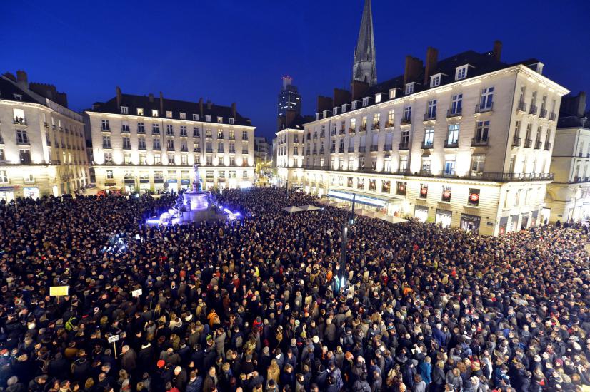 <p>Сегодня более семисот тысяч человек вышли на улицы французских городов, чтобы почтить память сограждан, погибших от рук террористов за последние несколько дней.</p>