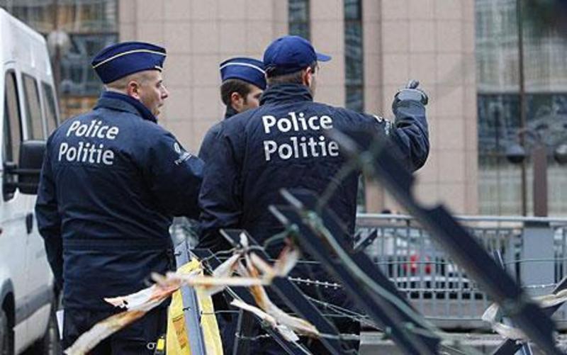 <p>В Бельгии полицейские вынуждены удалять из социальных сетей свои личные данные и фотографии. Эти действия являются следствием угроз со стороны исламистов – в соцсетях группировка «Исламское государство» призывает убивать правоохранителей и членов их семей.</p>