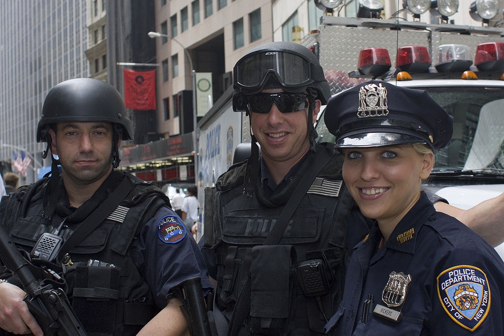 <p>Полицейские Нью-Йорка в последние пять лет регулярно применяли против граждан запрещенные законом удушающие приемы, но не понесли за это серьезного наказания.</p>