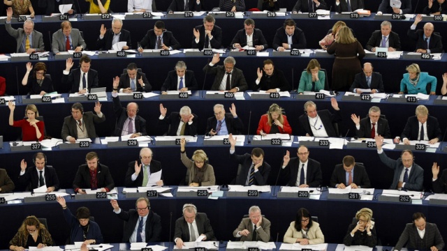 <p>Депутаты Европарламента приняли резолюцию о ситуации на Украине, в которой звучит призыв к киевским властям сконцентрироваться на внутренних политических, экономических и социальных реформах.</p>