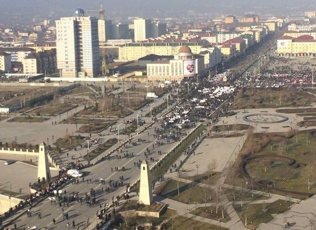 <p>Тысячи мусульман Северного Кавказа прибыли в Грозный для участия в манифестации «Любовь к пророку Мухаммеду».</p>