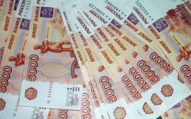<p>Центробанк сообщил, что количество поддельных пятитысячных банкнот, выявленных в банковской системе РФ в 2014 году, увеличилось на 71,3%.</p>