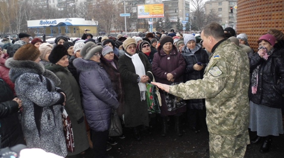 <p>В пятницу женщины Краматорска собрались на митинг у здания военкомата, протестуя против очередной мобилизации, устроенной Киевом.</p>