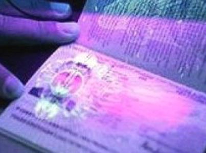 <p>Украинцы, которым в середине января начали выдавать биометрические паспорта, столкнулись с невозможностью открыть по ним шенгенские визы. Причина заключается в том, что Киев не согласовал образец документа с дипломатическими органами европейских стран.</p>