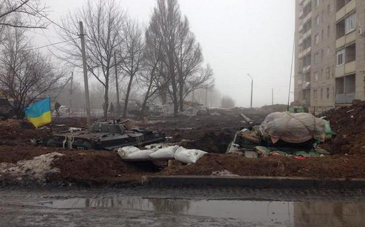 <p>По сообщению официальных властей Донецка, пятеро жителей города погибли, а тринадцать получили ранения в результате очередного обстрела города</p>
