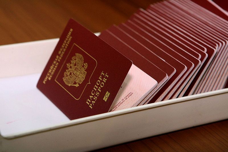 <p>Как заявил представитель МИД РФ, официальных документов с украинской стороны с решением ввести запрет на въезд на Украину по общегражданскому российскому паспорту к ним не поступало</p>