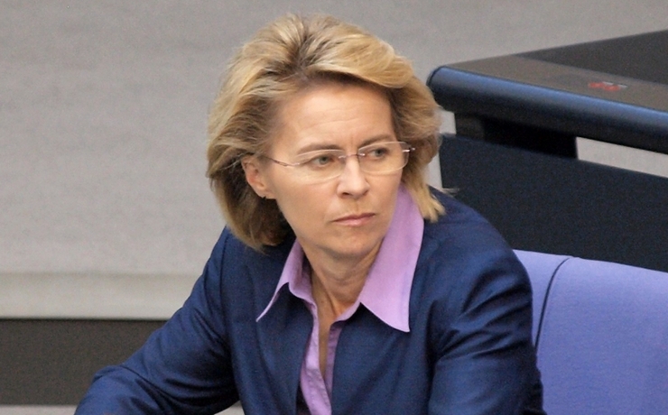 <p>Урсула фон дер Ляйен, глава Минобороны Германии заявила, что ее страна выступает против поставок оружия Украине, поскольку это может осложнить развитие конфликта в регионе.</p>
