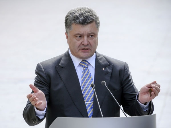 <p>Украинский президент Петр Порошенко требует от Греции поддержать выбранный европейскими странами курс по оказанию давления на Россию.</p>