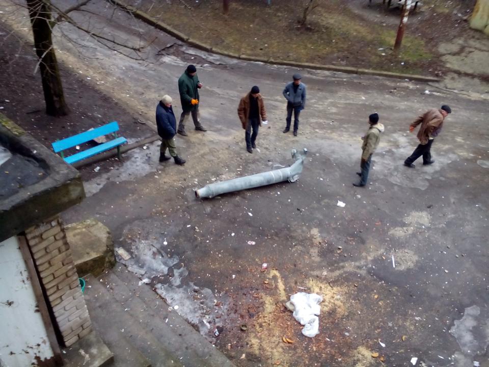 <p>Всю минувшую ночь украинские силовики обстреливали населенные пункты Донбасса. Под ударом вновь оказался Донецк и его пригороды. Жертвами карателей стали 8 мирных жителей, еще 14 были ранены.</p>
