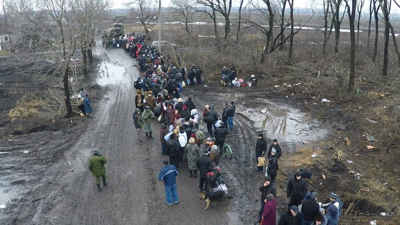 <p>В воскресенье один из пропускных пунктов на границе ДНР с Россией пересекли около двух тысяч украинских беженцев, спасающихся от сильнейших обстрелов, которым подвергают города Донбасса украинские силовики.</p>