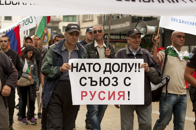 <p>Лидер болгарской партии «Атака» Волен Сидеров заявил, что Болгария, которая превратилась в площадку американских агрессивных, геополитических игр против России, должна выйти из НАТО, убрать с территории страны все американские военные базы и не допустить размещения новых.</p>