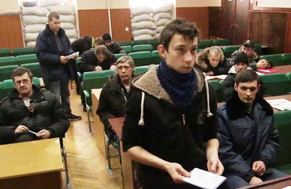 <p>В Луганске уже третий день идет добровольная мобилизация, благодаря которой ряды ополчения ЛНР ежедневно пополняются на несколько десятков человек.</p>