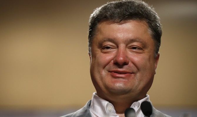 <p>Украинский президент Петр Порошенко заявил о намерении ввести военное положение в стране, если режим перемирия будет сорван. </p>