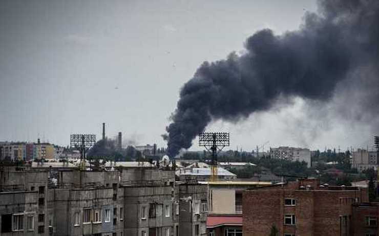 <p>Представитель МЧС самопровозглашенной Луганской народной республики сообщил об обстреле города Зоринск под Луганском</p>