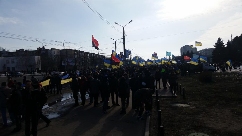 <p>Сегодня днем в Харькове во время шествия, приуроченного к годовщине украинского «евромайдана», прогремел взрыв, в результате которого погибли два человека, более десяти пострадали. </p>