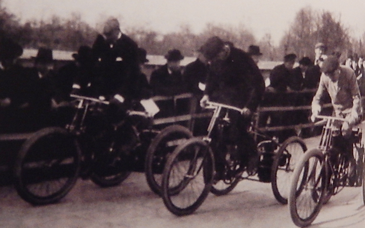 <p>Первые мотоциклы появились в России ещё в XIX веке. То были двухколёсные машины «Гильдебрандт и Вольфмюллер» - одни из самых известных мотоциклов своего времени.</p>