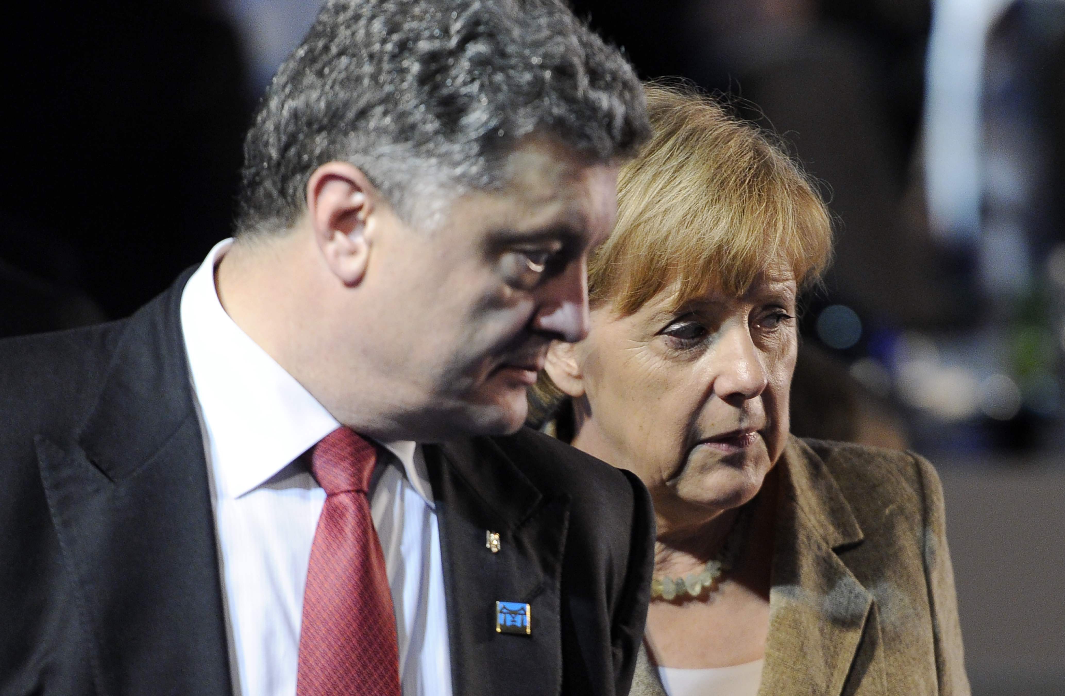 <p>Украинский президент Петр Порошенко в телефонном разговоре с канцлером Германии Ангелой Меркель подчеркнул, что миротворческий контингент в Донбассе в Киеве хотят видеть как миссию Европейского союза. </p>