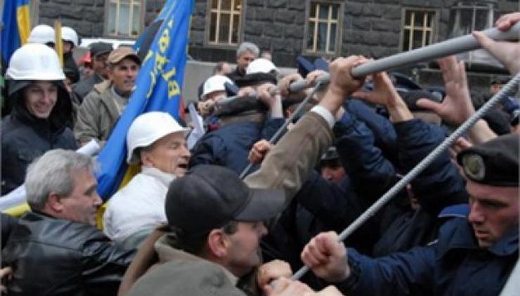 <p>Украинские шахтеры проводят акцию у стен Верховной Рады</p>