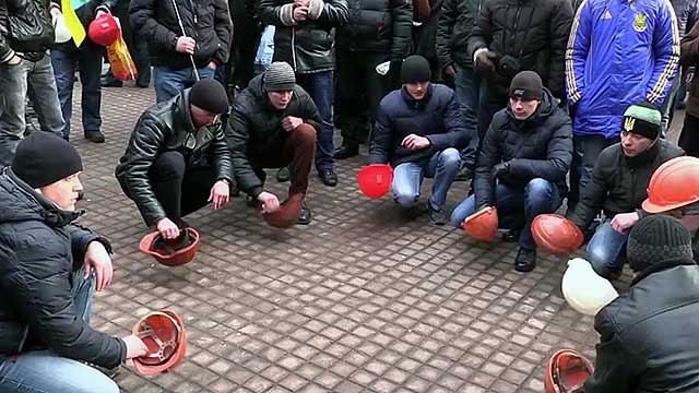 <p>На Украине не утихают протесты шахтеров. Сегодня возмущенные люди, требующие от украинского правительства денег на развитие отрасли, перекрыли дорогу на Львов.</p>

<p> </p>