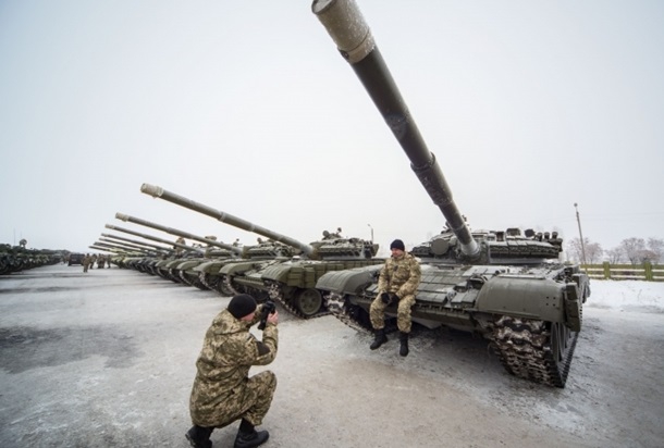 <p>Государственный концерн Украины «Укроборонпром» передал Нацгвардии и министерству обороны новую партию танков Т-64Б (Б1).</p>