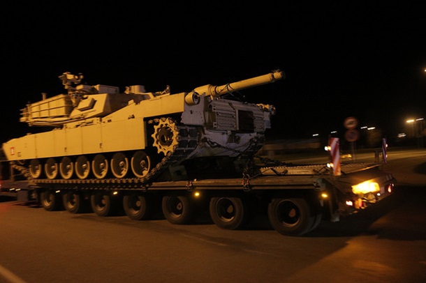 <p>Министерство обороны Латвии сообщило о прибытии в Рижский порт новой партии американской военной техники, насчитывающей более 120 единиц танков M1A2 Abrams, бронемашин M2A3 Bradley и сопровождающей техники.</p>