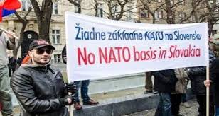 <p>В пятницу в Братиславе у здания посольства США прошел митинг протеста против намерений командования НАТО разместить в Словакии командный центр. </p>