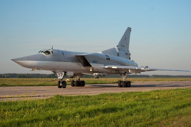<p>В рамках начатой накануне внезапной проверки боеготовности в Крым будут переброшены стратегические ракетоносцы Ту-22М3, а в Калининградскую область перебазируют оперативно-стратегические комплексы «Искандер».</p>

<p> </p>