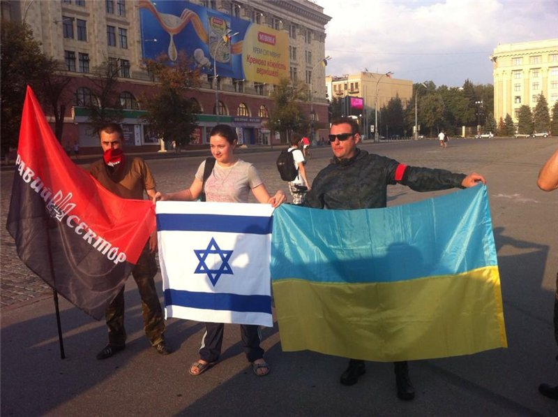 <p>Представительница «Правого сектора» Любовь Украинчук, выступая со сцены на так называемом Вече в Ровенской области, во всеуслышание заявила, что Украине живется плохо из-за захвативших власть евреев.</p>