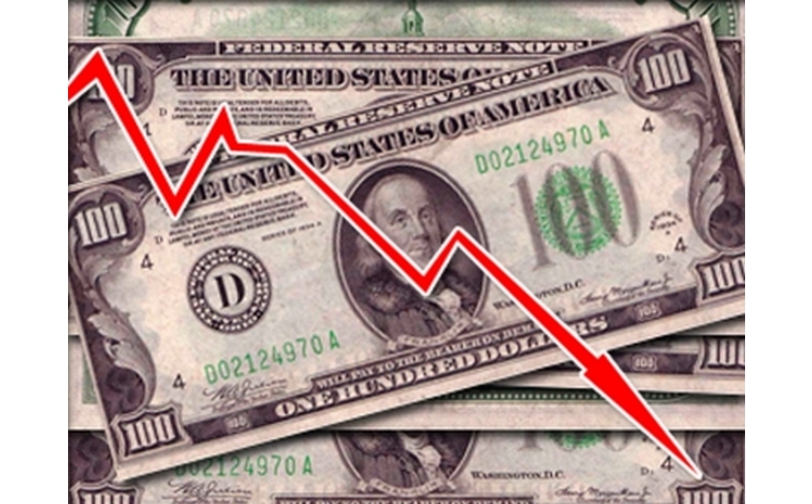 <p>По прогнозам Минэкономразвития, понижение курса американской валюты по отношению к рублю постепенно продолжится.</p>