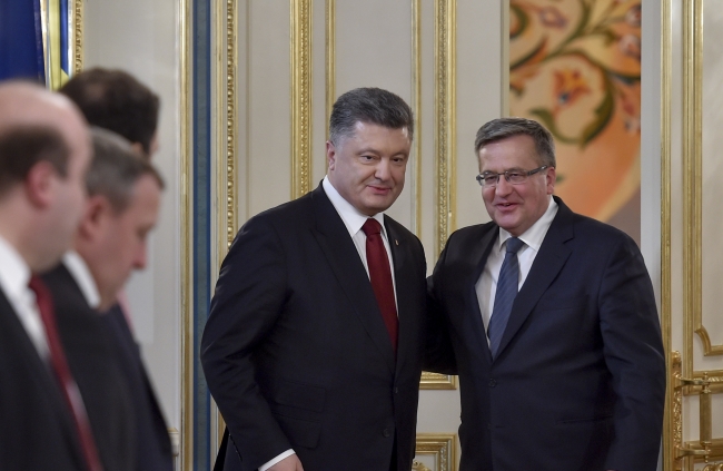 <p>Украинский президент Петр Порошенко рассчитывает, что на майском саммите стран-участниц программы «Восточного партнерства» в Риге будет обсуждаться вопрос предоставления Украине безвизового режима, который должен вступить в силу в январе следующего года.</p>