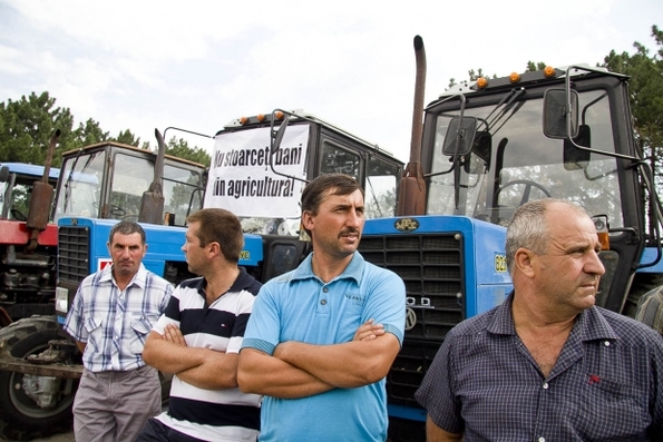 <p>В Молдавии сегодня начались массовые акции протеста, в которых участвуют около пяти тысяч фермеров и около трех тысяч единиц сельскохозяйственной техники. Демонстранты требуют от правительства увеличения государственных дотаций, а также компенсации за потерю российского рынка.</p>