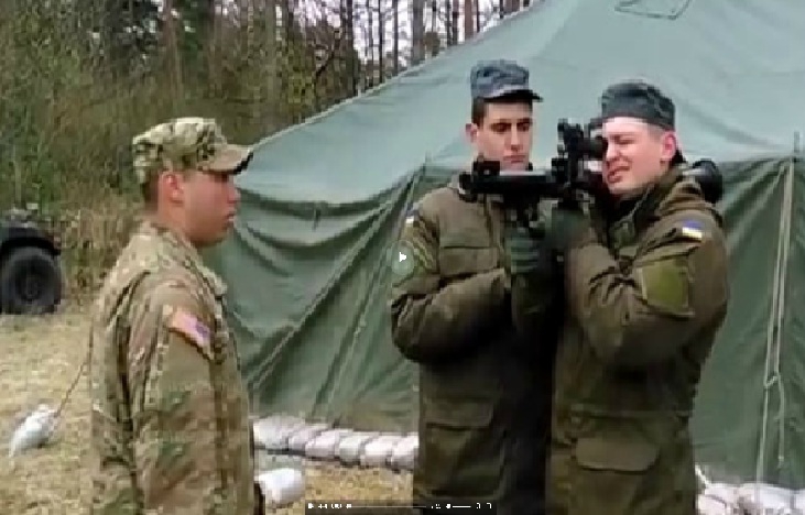 <p>В Интернете появилось видео, на котором видно, как американские инструкторы обучают бойцов украинской армии стрельбе из старого советского гранатомета.</p>