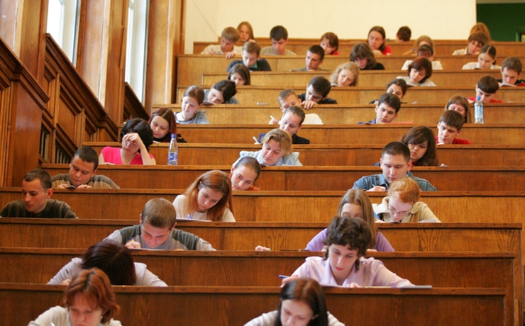 <p>Стало известно о том, что количество украинских студентов, желающих учиться в России, увеличилось за этот год. Цифры обнародовало Россотрудничество. Сообщается, что была увеличена бюджетная квота в российских университетах и институтах для абитуриентов из Украины на 2018/19 учебный год до 490 мест.</p>