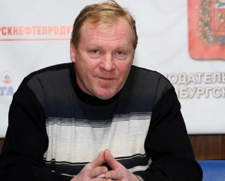 Известный российский хоккеист скончался во время товарищеского матча.