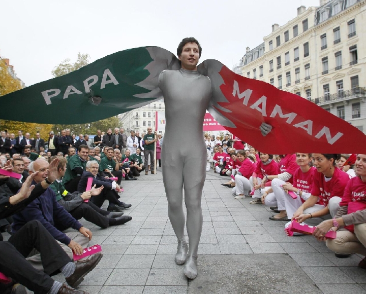Французские сторонники «классического» брака вышли на улицы, протестуя против планов узаконить однополые браки