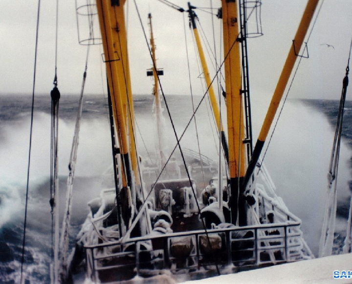 Ненастье в Охотском море не позволяет водолазам совершить погружение для проведение исследований 