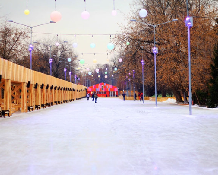 В парке Горького открывается крупнейший в Европе каток с искусственным всепогодным покрытием.