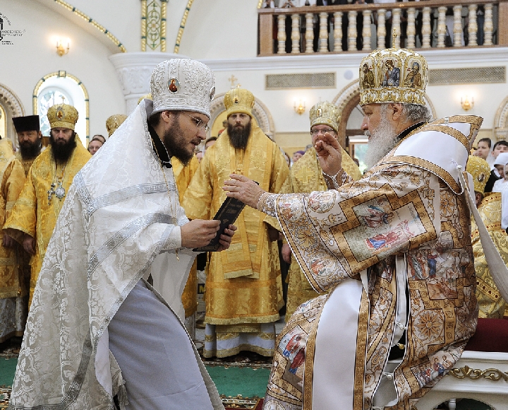 По окончании чина великого освящения Святейший Патриарх Кирилл передал дары для храма...