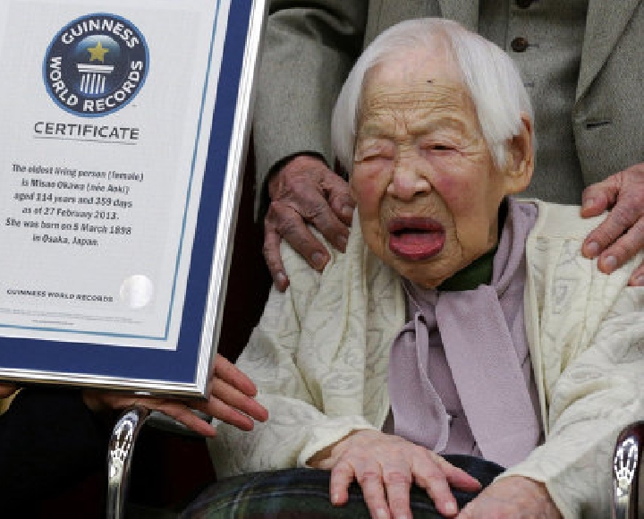 На территории Японии проживает сейчса почти 50 тысяч человек, чей возраст превышает 100 лет.