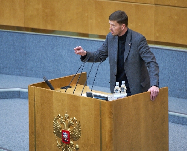Депутат Иванов печется об экономике и безопасности страны.