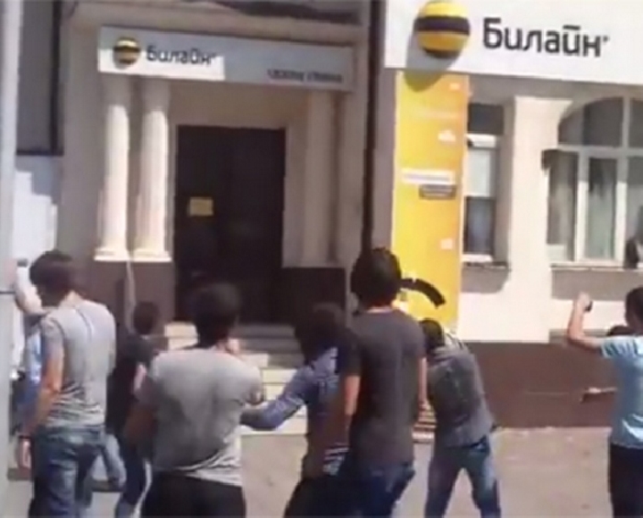 Чеченцы-хулиганы закидали яйцами офисы сотовых операторов «Вымпелком» и «Мегафон»