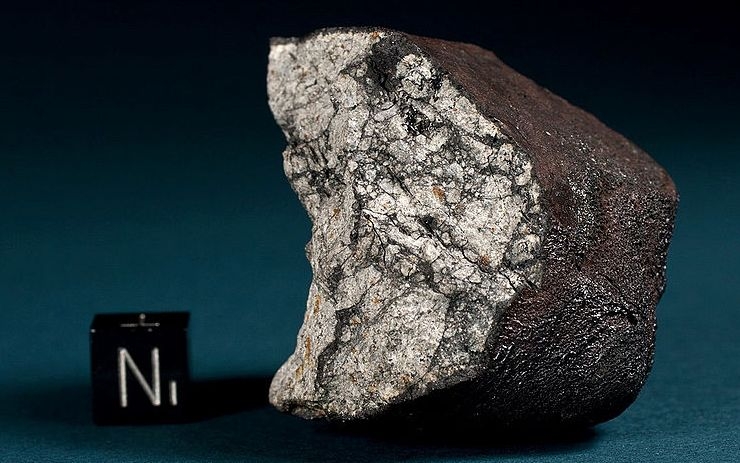 
Сегодня со дна озера Чебаркуль подняли самый крупный фрагмент метеорита весом около 570 кг.
