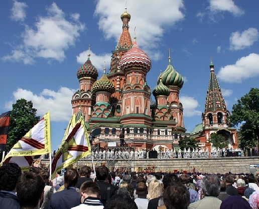 Тысячи человек собрались  на молебен у иконы Богоматери Иверской в Москве. 