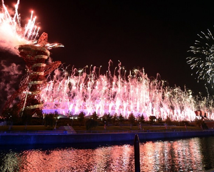 Парад атлетов мира, олимпийская клятва и обряд зажигание Олимпийского огня, длились больше трёх часов. Бюджет торжества превысил 27 миллионов фунтов... 