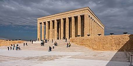 https://upload.wikimedia.org/wikipedia/commons/thumb/b/b3/Ankara_asv2021-10_img04_An%C4%B1tkabir.jpg/300px-Ankara_asv2021-10_img04_An%C4%B1tkabir.jpg